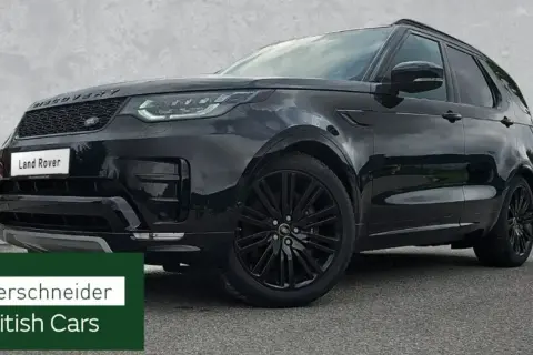 Schwarzer Land Rover Discovery 5, glänzend, mit schwarzen Felgen. Ein Blick auf mögliche land rover discovery 5 probleme.