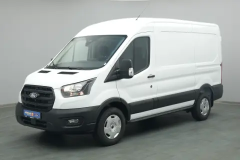 Weißer Ford Transit Kastenwagen, ideal für den Transport. Bekannt für seine Zuverlässigkeit, aber auch für mögliche Ford Dieselmotoren Probleme.