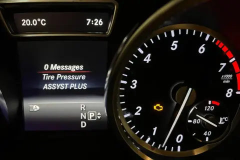Mercedes-Armaturenbrett: Motorkontrollleuchte leuchtet, aber keine Fehlermeldung angezeigt. Reifendruck und ASSYST PLUS sind aktiv.