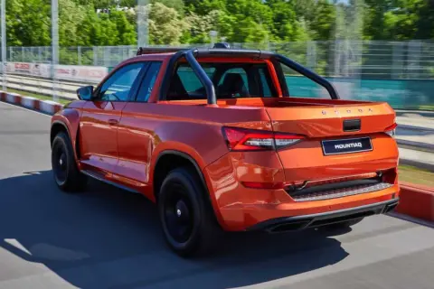 Orange Skoda Mountiaq Pickup auf einer Rennstrecke, bereit für Abenteuer.