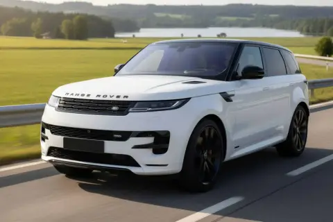 Ein weißer Range Rover Sport mit schwarzem Dach fährt auf einer Landstraße. Perfekt für ein Range Rover Abo.
