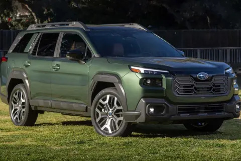 Grüner Subaru Outback 2026 mit markantem Kühlergrill und Dachreling, bereit für jedes Abenteuer.