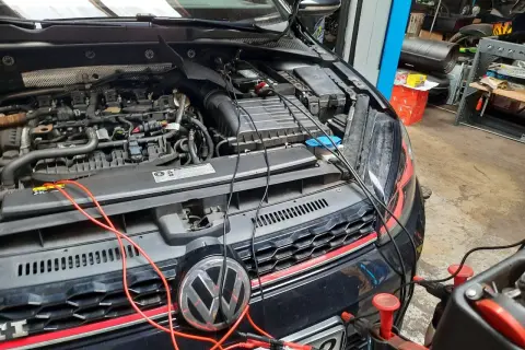 Diagnose drosselklappe defekt symptome an einem VW Golf GTI. Kabel und Messgeräte sind am Motor angeschlossen.