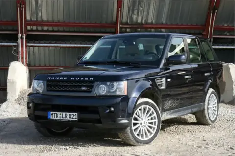 Schwarzer Range Rover Sport 3.0 TDV6, steht auf Schotter. Mögliche Probleme mit dem Fahrzeug sind hier nicht sichtbar.