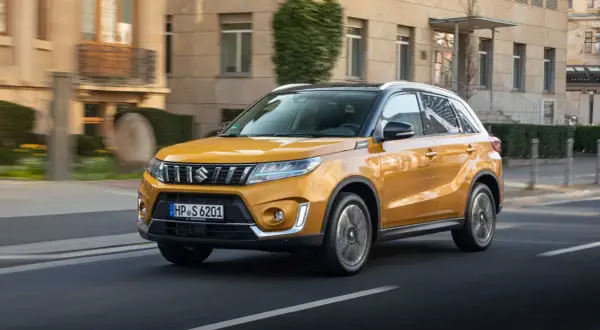 Gelber Suzuki Vitara im Stadtverkehr, bereit für den Suzuki Vitara Test.