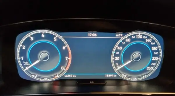 Digitales Cockpit zeigt Drehzahlmesser, Tachometer, Uhrzeit, Außentemperatur und den **Tageskilometerzähler** mit 0,9 km. Gesamtkilometerstand: 18694 km.