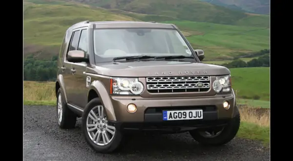 Brauner Land Rover Discovery 4 im Gelände. Bekannte land rover discovery 4 schwachstellen sind hier nicht sichtbar.