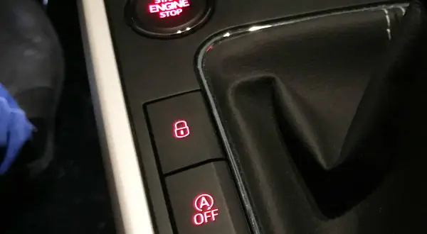 Start/Stop-Knopf leuchtet rot. Daneben ein Schloss-Symbol und der Knopf "A OFF", um die Start-Stop-Automatik dauerhaft zu deaktivieren.