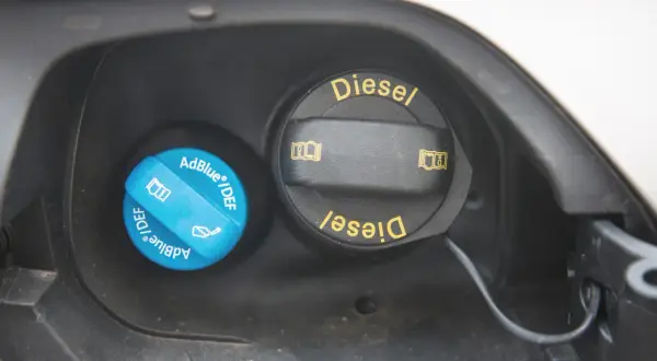 Zwei Tankdeckel: einer für Diesel, der andere für AdBlue. Ein Diesel Additiv Test könnte hier durchgeführt werden.