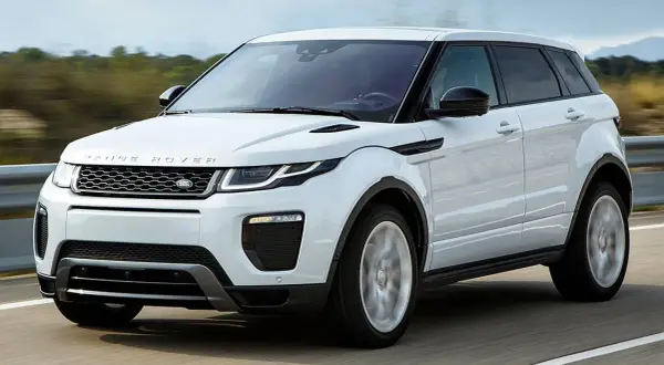 Weißer Range Rover Evoque gebraucht auf einer Landstraße, bereit für neue Abenteuer.