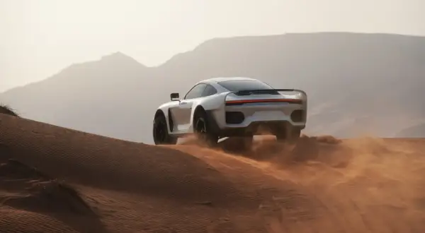 Der Gemballa Marsien bahnt sich seinen Weg durch die Wüste, Sand wirbelt auf.