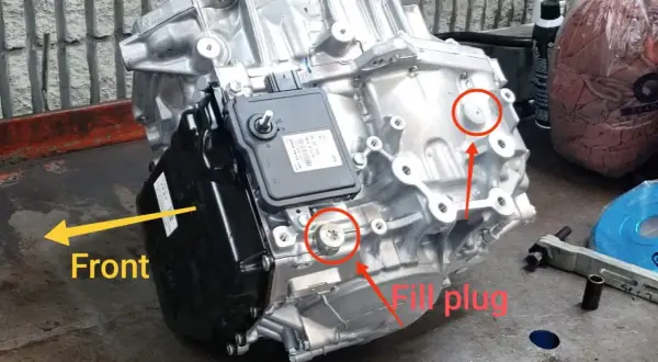 Aisin 8-Gang Automatik Getriebe mit markiertem Füllstopfen und Frontrichtung.