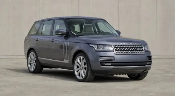 Grauer Range Rover Sport vor Betonwand. Mögliche Probleme mit der Luftfederung des Range Rover Sport.