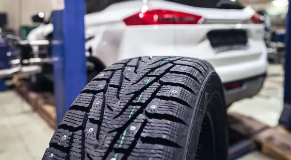 Ein Spikereifen für sichere Fahrten im Winter. In Deutschland sind reifen mit spikes erlaubt, wenn die Straßenverhältnisse es erfordern.