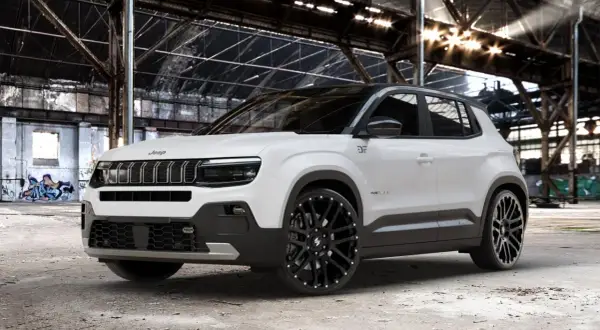 Weißer Jeep mit auffälligen schwarzen Alufelgen 22 Zoll in einer alten Fabrikhalle.