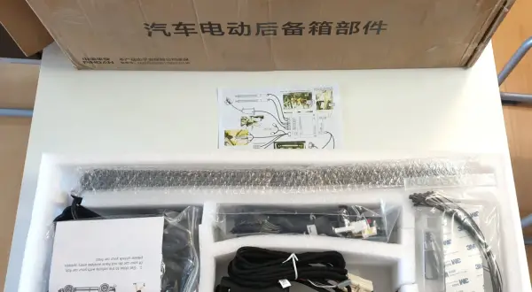 Kit zum elektrischen Kofferraum nachrüsten: Dämpfer, Kabel, Steuergerät und Anleitung.