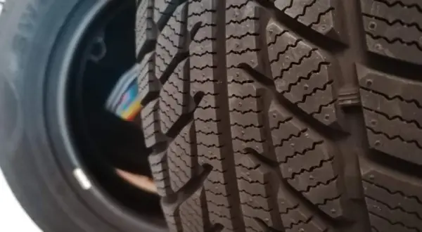 Nahaufnahme eines Winterreifens mit tiefem Profil. Die Lamellen sorgen für Grip auf Schnee und Eis. Gute **Goodride Reifen Erfahrung** für sicheres Fahren.