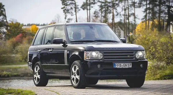 Schwarzer Range Rover V8 Diesel, der am Wasser steht. Hoffentlich keine Probleme mit dem Motor.