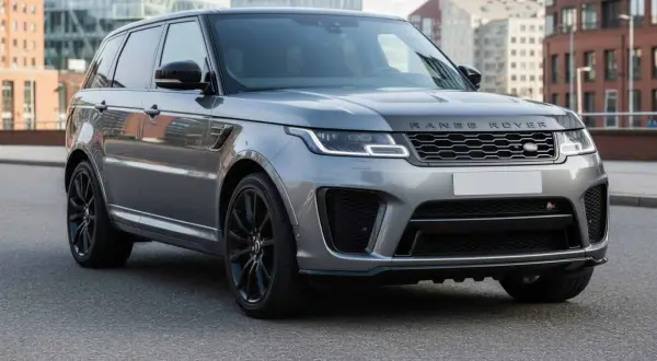 Grauer Range Rover Sport, bereit für Ihr nächstes Abenteuer. Erleben Sie Luxus und Leistung – jetzt Range Rover Sport mieten!