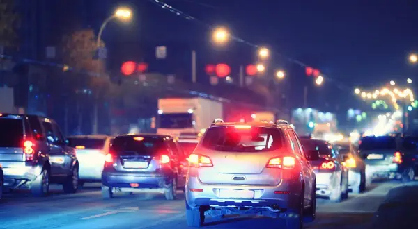 Autos im Nachtverkehr. Ein Bremslicht funktioniert nicht, was gefährlich ist.