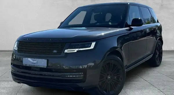 Schwarzer Range Rover im Profil, mit dunklen Felgen. Ein Blick auf den attraktiven Range Rover preis gebraucht.