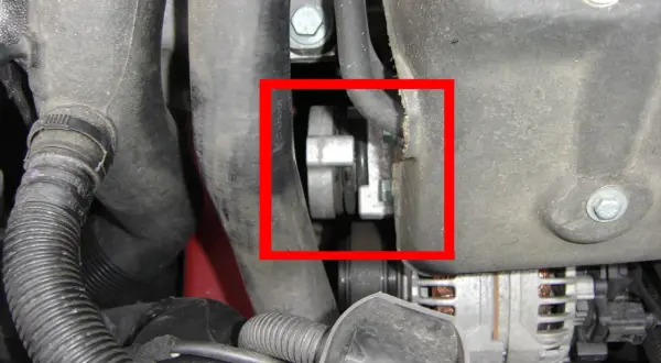 Motorraum: Riemenspanner (rot umrandet) könnte Ursache sein, wenn das **Auto schleift beim Fahren**.