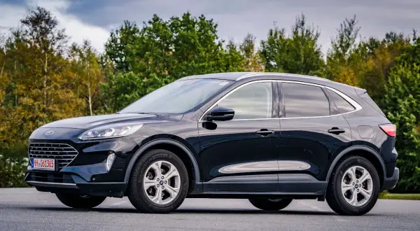 Schwarzer Ford Kuga 190 PS Diesel. Ein Blick auf das SUV, das trotz seiner Leistung manchmal Probleme bereitet.