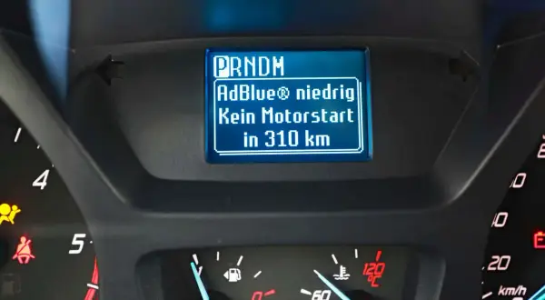 AdBlue® niedrig: Kein Motorstart in 310 km. Der Stand ist niedrig, bald muss nachgefüllt werden.