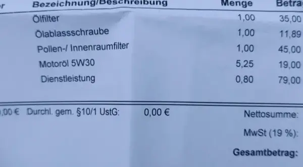 Rechnung für eine Autoinspektion: Ölfilter, Motoröl und Dienstleistung. Die Gesamtkosten betragen 303,26 €.
