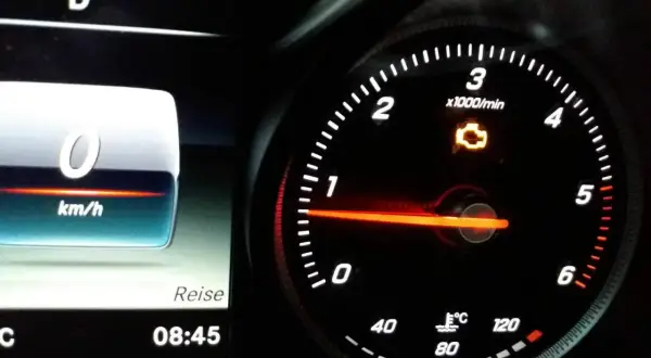 Mercedes Armaturenbrett mit leuchtender Motorkontrollleuchte. Tachometer zeigt 0 km/h.