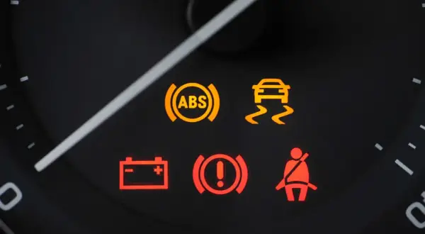 Armaturenbrett mit leuchtenden Warnsymbolen: ABS, ESP, Batterie, Bremsen und Gurt. Die Motorkontrollleuchte ist nicht zu sehen.