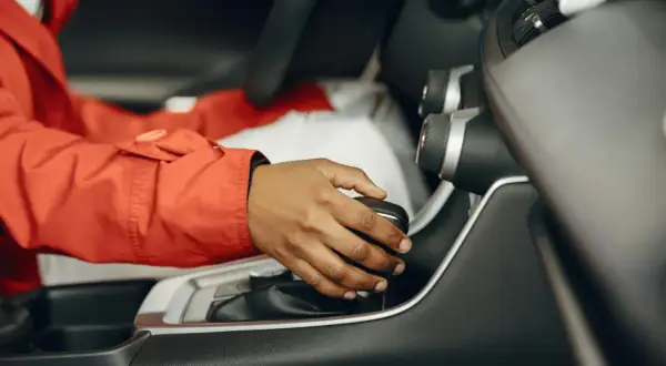 Hand am Ganghebel: Wandlerautomatik vs. DSG – welche ist die bessere Wahl für entspanntes Fahren?