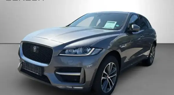 Grauer Jaguar F-Pace im **Jaguar F-Pace Test** vor neutralem Hintergrund. Geprüfter Gebrauchtwagen von Hyundai Promise.