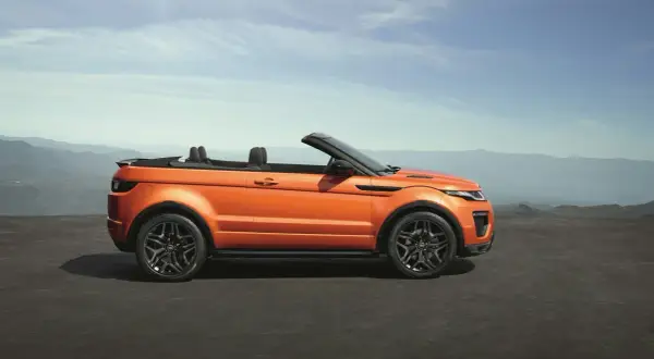 Orange Range Rover Evoque Cabrio gebraucht, bereit für die nächste Fahrt mit offenem Verdeck.