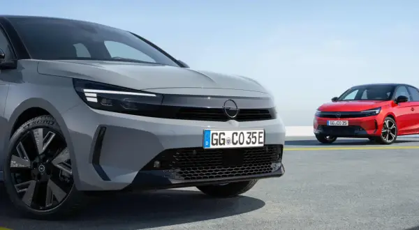 Zwei Opel Corsa, ein grauer und ein roter, zeigen das neue Design. Ein Facelift Auto wie dieses bringt frischen Wind.