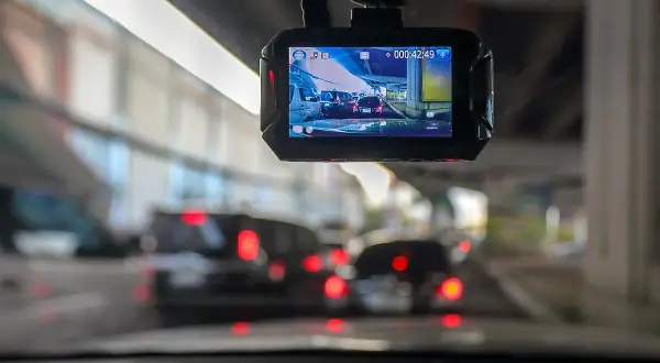 Die auto dashcam zeichnet den Stau auf. Verkehr stockt, rote Rücklichter leuchten.