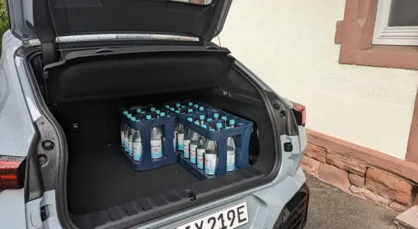 Zwei Getränkekisten passen bequem in den Kofferraum des BMW iX2. Das Kofferraumvolumen ist gut nutzbar.