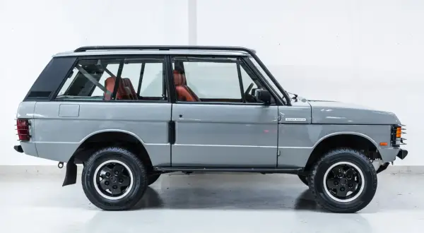 Grauer Range Rover 3-Türer mit roten Ledersitzen, bereit für jedes Abenteuer.