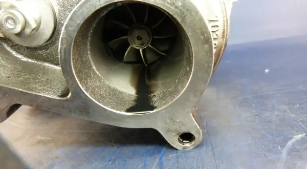 Turbocharger-Einlass mit dunklen Ölflecken. Möglicher Grund: Ölstand zu hoch bei Diesel.