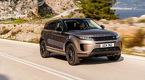 Range Rover Evoque fährt auf einer Küstenstraße. Bekannt für seine Eleganz, aber auch für potenzielle Range Rover Evoque Krankheiten, die Fahrer kennen sollten.