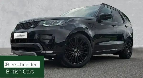 Schwarzer Land Rover Discovery 5, glänzend, mit schwarzen Felgen. Ein Blick auf mögliche land rover discovery 5 probleme.