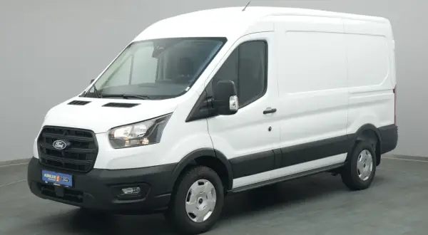 Weißer Ford Transit Kastenwagen, ideal für den Transport. Bekannt für seine Zuverlässigkeit, aber auch für mögliche Ford Dieselmotoren Probleme.