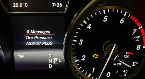 Mercedes-Armaturenbrett: Motorkontrollleuchte leuchtet, aber keine Fehlermeldung angezeigt. Reifendruck und ASSYST PLUS sind aktiv.