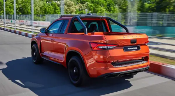 Orange Skoda Mountiaq Pickup auf einer Rennstrecke, bereit für Abenteuer.