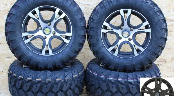 Vier neue All-Terrain-Reifen 14 Zoll mit grobstolligem Profil, bereit für jedes Abenteuer.