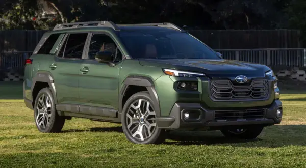 Grüner Subaru Outback 2026 mit markantem Kühlergrill und Dachreling, bereit für jedes Abenteuer.