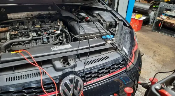 Diagnose drosselklappe defekt symptome an einem VW Golf GTI. Kabel und Messgeräte sind am Motor angeschlossen.