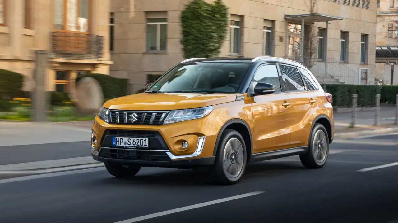 Gelber Suzuki Vitara im Stadtverkehr, bereit für den Suzuki Vitara Test.