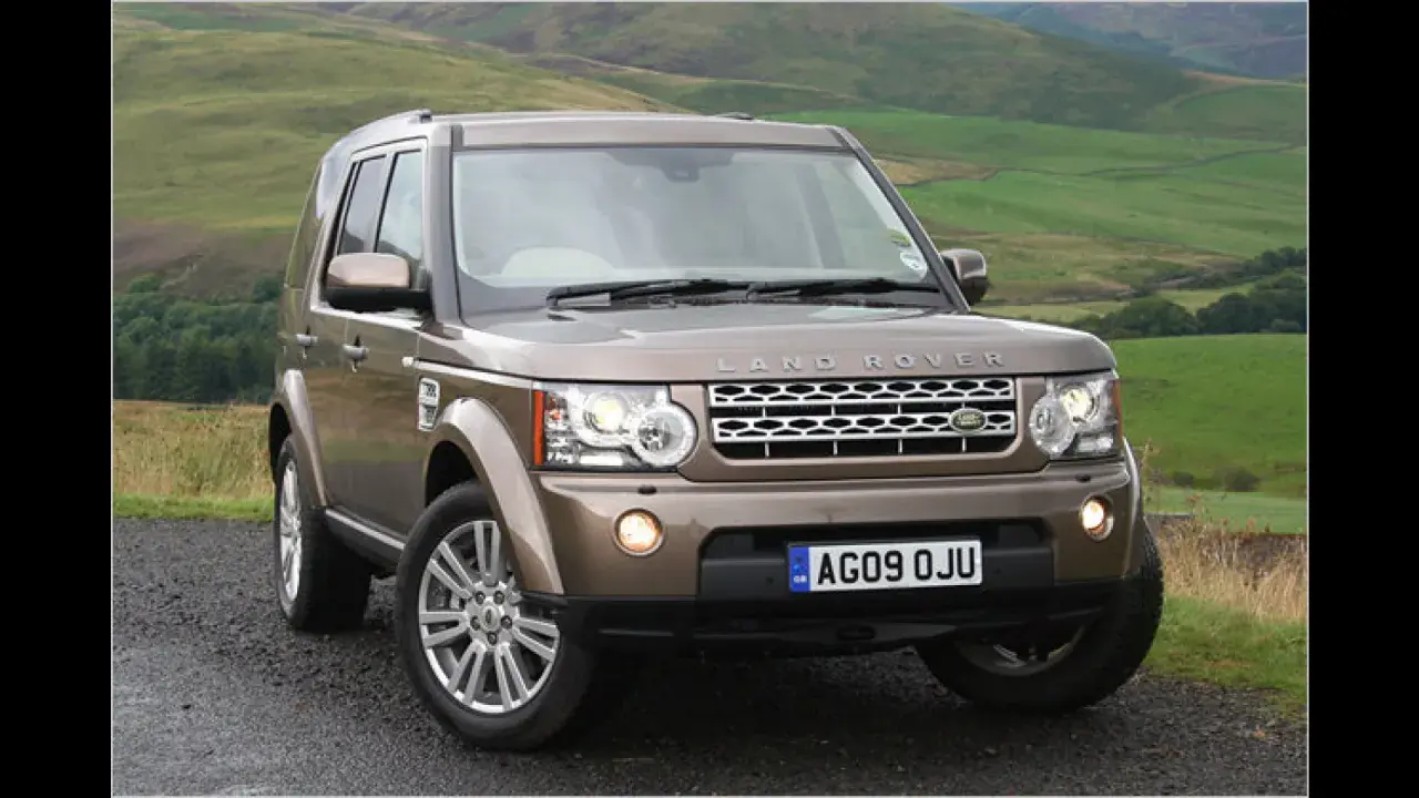 Brauner Land Rover Discovery 4 im Gelände. Bekannte land rover discovery 4 schwachstellen sind hier nicht sichtbar.