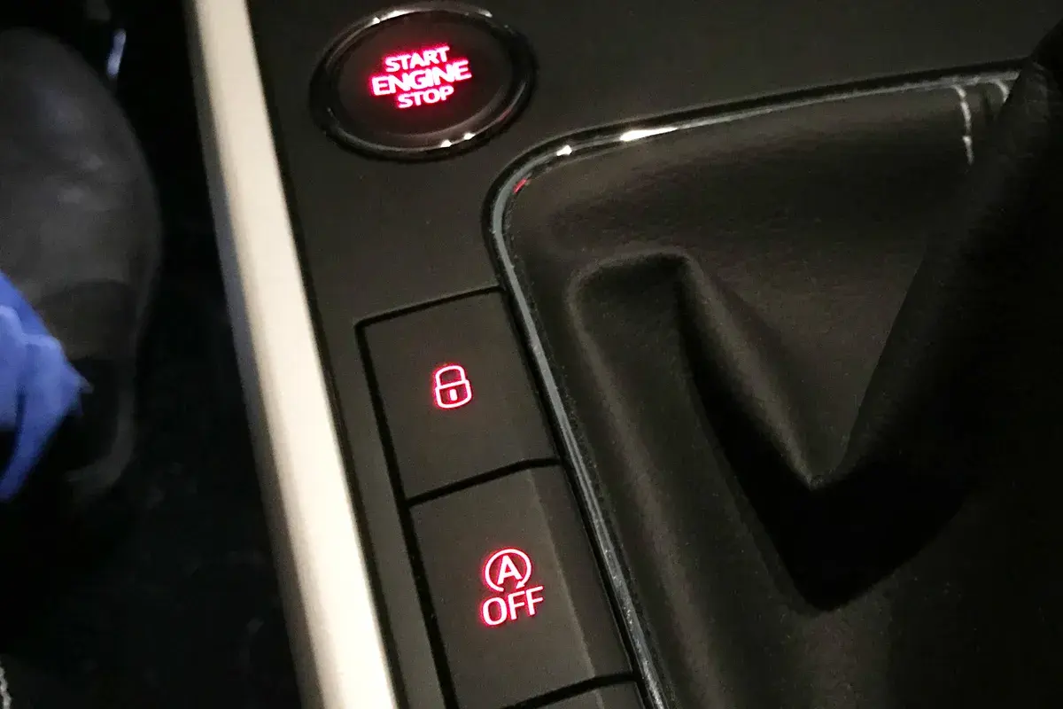 Start/Stop-Knopf leuchtet rot. Daneben ein Schloss-Symbol und der Knopf "A OFF", um die Start-Stop-Automatik dauerhaft zu deaktivieren.